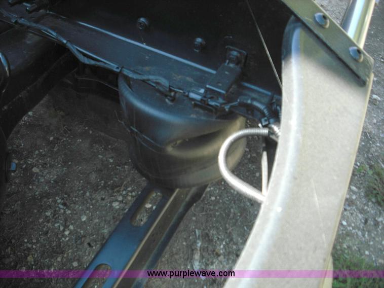 image for item 3632 2004 Volvo VNL 670 semi truck