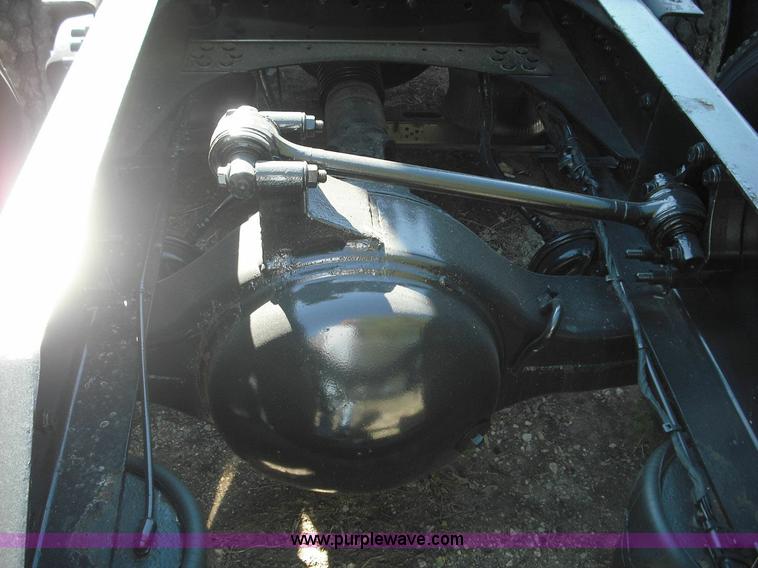 image for item 3632 2004 Volvo VNL 670 semi truck