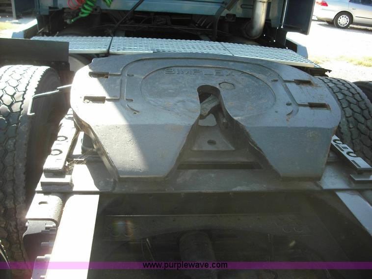 image for item 3632 2004 Volvo VNL 670 semi truck