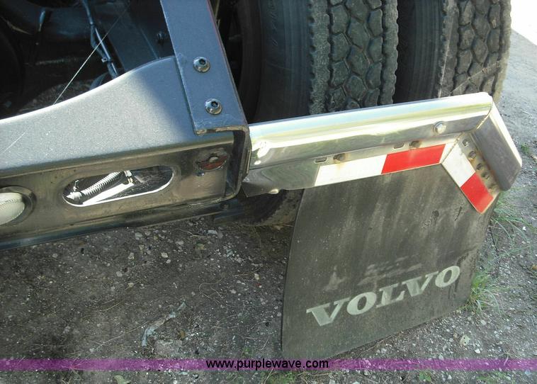 image for item 3632 2004 Volvo VNL 670 semi truck