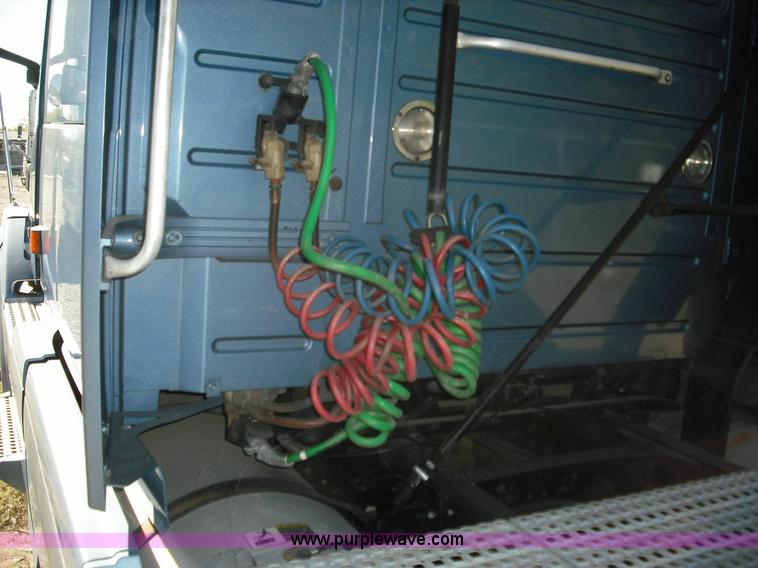 image for item 3632 2004 Volvo VNL 670 semi truck