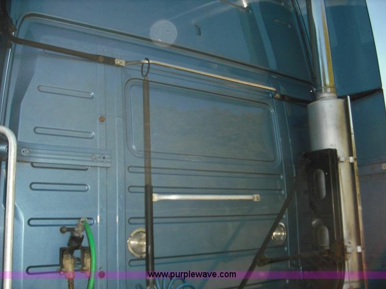 image for item 3632 2004 Volvo VNL 670 semi truck