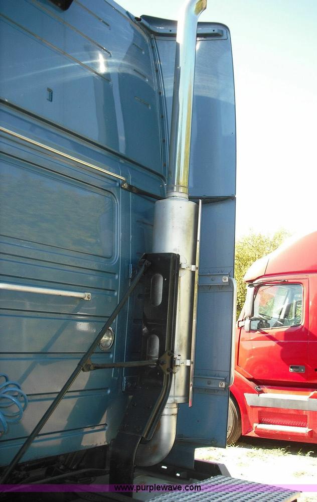 image for item 3632 2004 Volvo VNL 670 semi truck