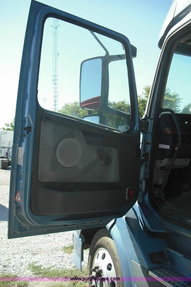 image for item 3632 2004 Volvo VNL 670 semi truck