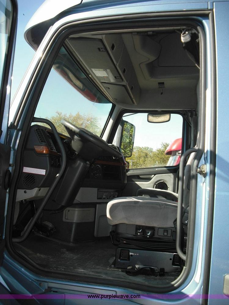 image for item 3632 2004 Volvo VNL 670 semi truck
