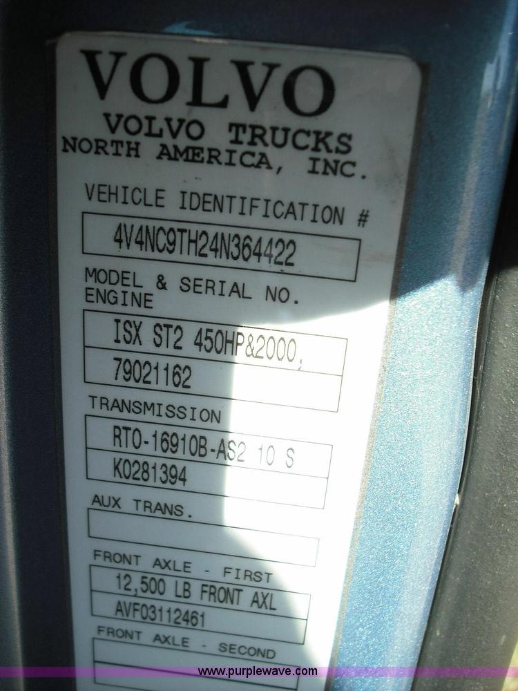 image for item 3632 2004 Volvo VNL 670 semi truck
