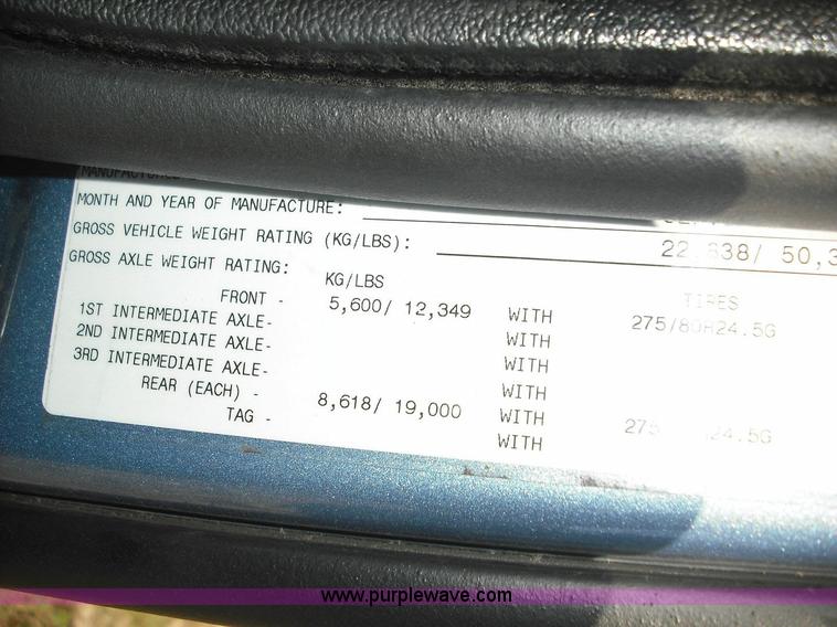 image for item 3632 2004 Volvo VNL 670 semi truck