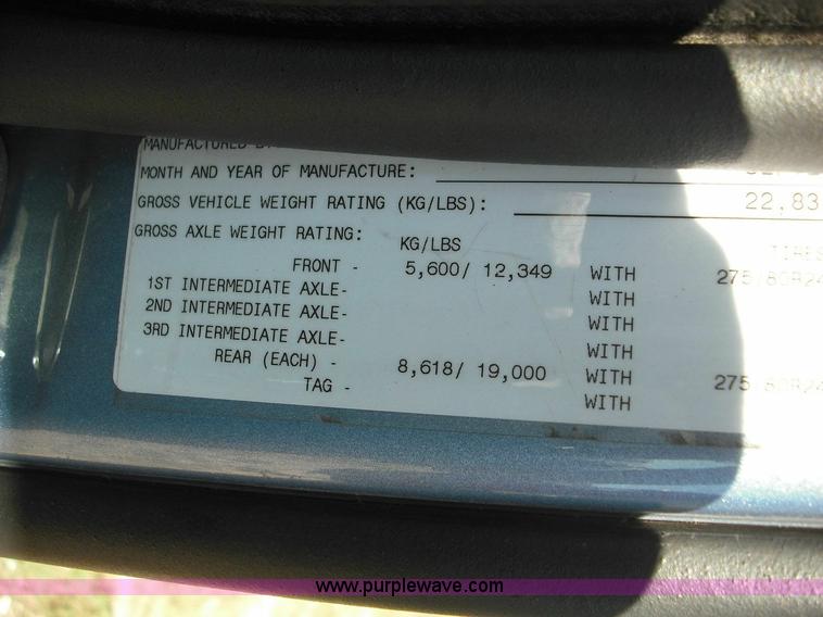 image for item 3632 2004 Volvo VNL 670 semi truck