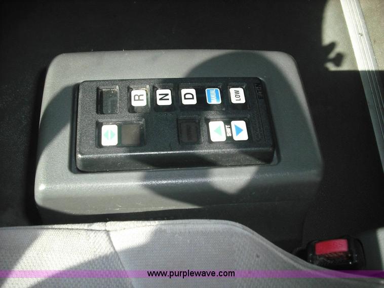 image for item 3632 2004 Volvo VNL 670 semi truck