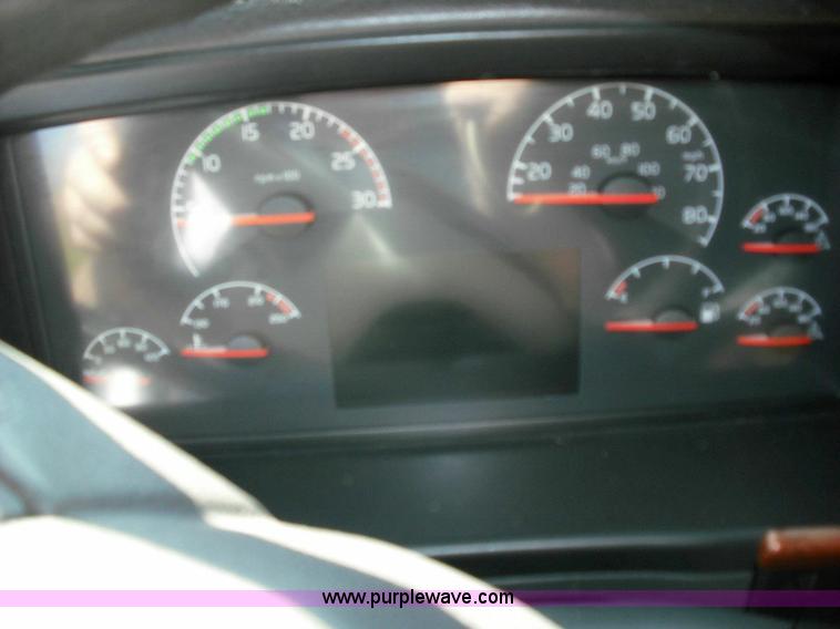 image for item 3632 2004 Volvo VNL 670 semi truck