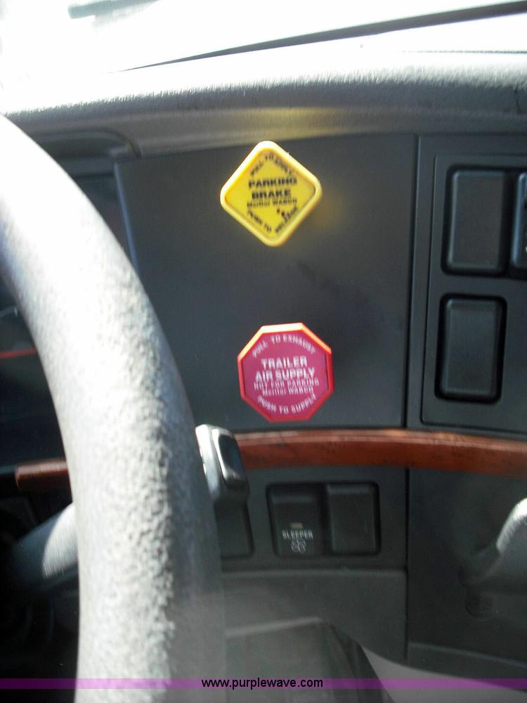 image for item 3632 2004 Volvo VNL 670 semi truck