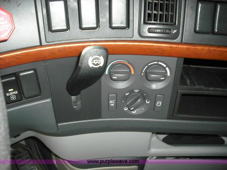 image for item 3632 2004 Volvo VNL 670 semi truck