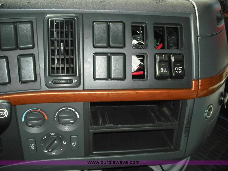 image for item 3632 2004 Volvo VNL 670 semi truck