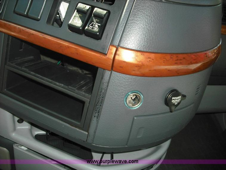 image for item 3632 2004 Volvo VNL 670 semi truck