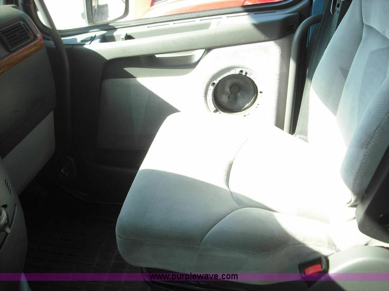 image for item 3632 2004 Volvo VNL 670 semi truck