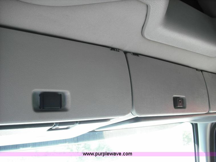 image for item 3632 2004 Volvo VNL 670 semi truck