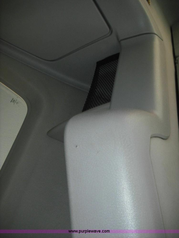 image for item 3632 2004 Volvo VNL 670 semi truck