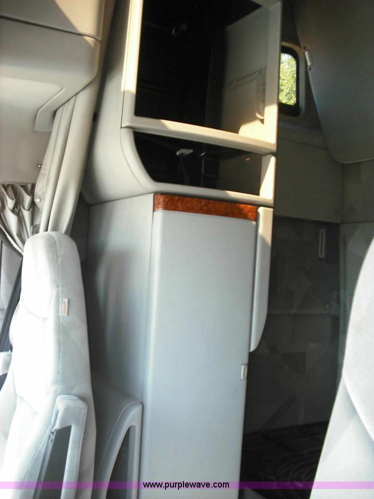 image for item 3632 2004 Volvo VNL 670 semi truck