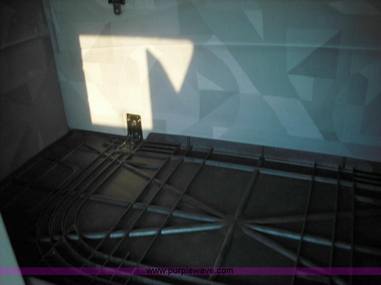 image for item 3632 2004 Volvo VNL 670 semi truck