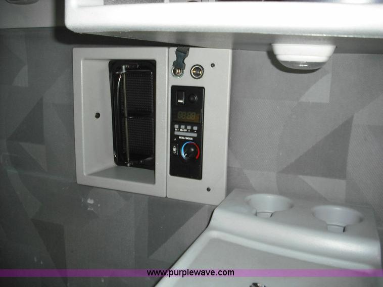 image for item 3632 2004 Volvo VNL 670 semi truck