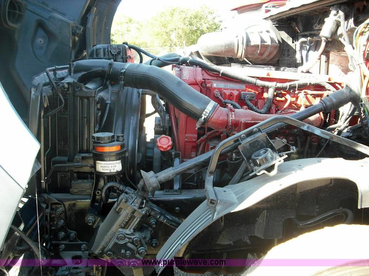 image for item 3632 2004 Volvo VNL 670 semi truck