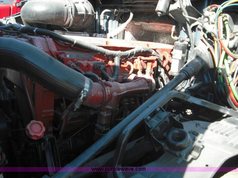 image for item 3632 2004 Volvo VNL 670 semi truck