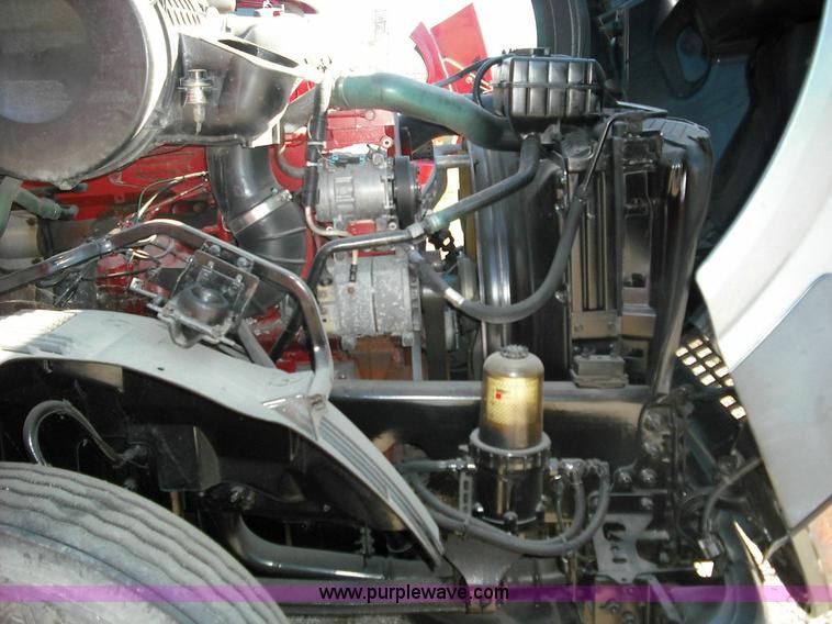 image for item 3632 2004 Volvo VNL 670 semi truck