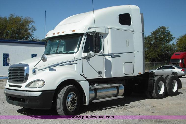image for item 3634 2004 Freightliner Columbia 120 semi truck