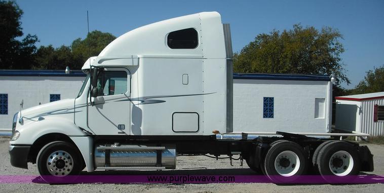 image for item 3634 2004 Freightliner Columbia 120 semi truck