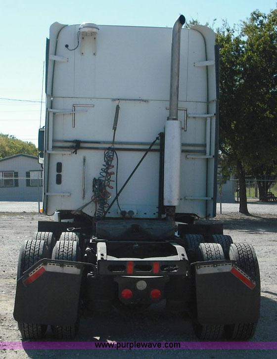 image for item 3634 2004 Freightliner Columbia 120 semi truck