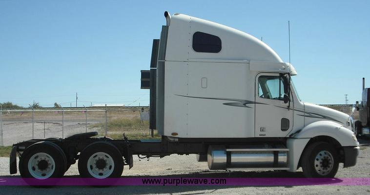 image for item 3634 2004 Freightliner Columbia 120 semi truck
