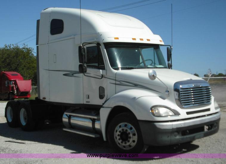 image for item 3634 2004 Freightliner Columbia 120 semi truck