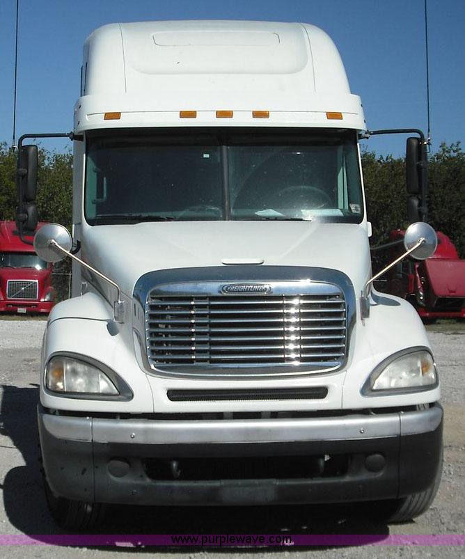 image for item 3634 2004 Freightliner Columbia 120 semi truck