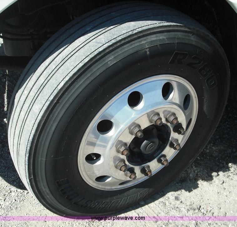 image for item 3634 2004 Freightliner Columbia 120 semi truck