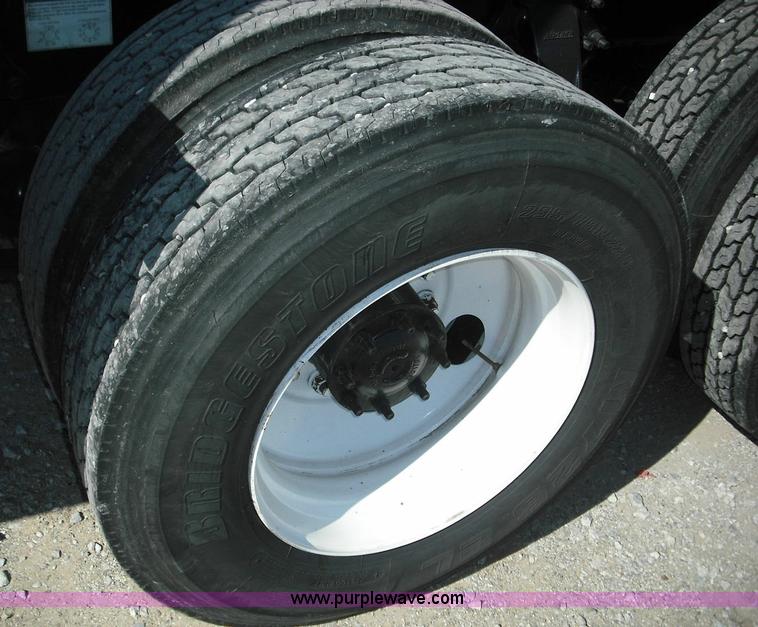 image for item 3634 2004 Freightliner Columbia 120 semi truck