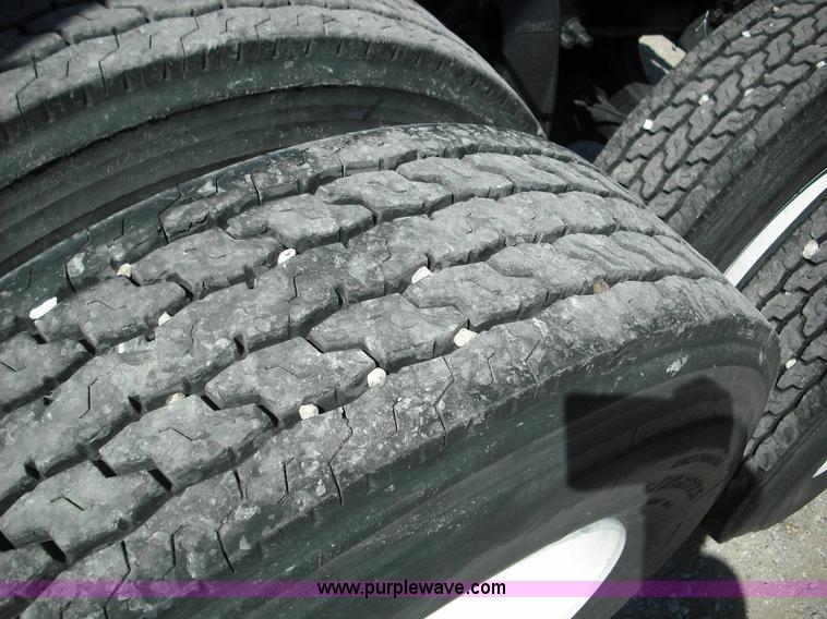 image for item 3634 2004 Freightliner Columbia 120 semi truck