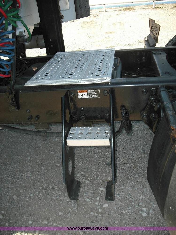 image for item 3634 2004 Freightliner Columbia 120 semi truck