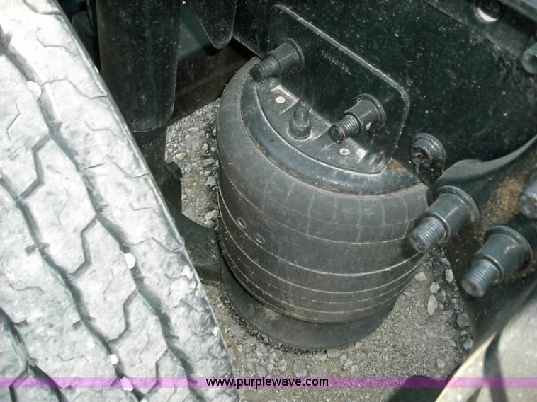 image for item 3634 2004 Freightliner Columbia 120 semi truck