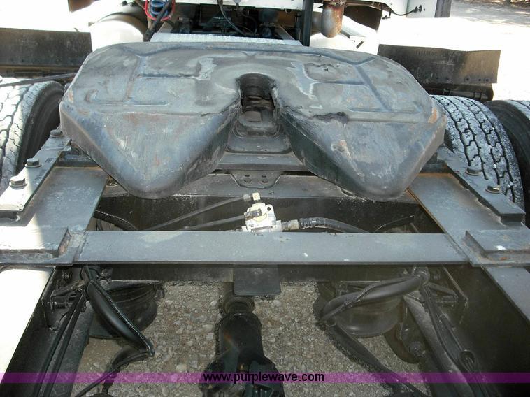 image for item 3634 2004 Freightliner Columbia 120 semi truck