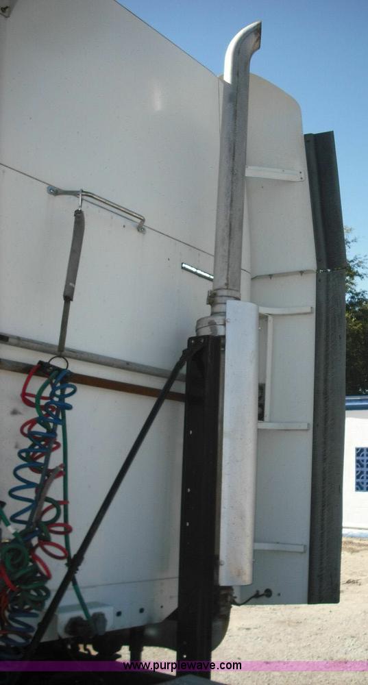 image for item 3634 2004 Freightliner Columbia 120 semi truck