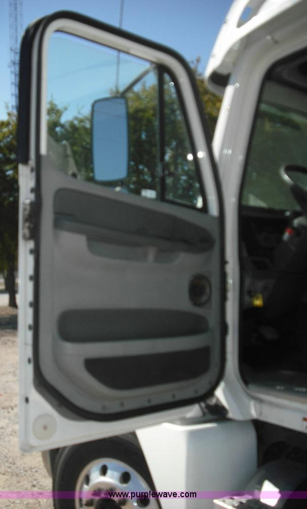 image for item 3634 2004 Freightliner Columbia 120 semi truck