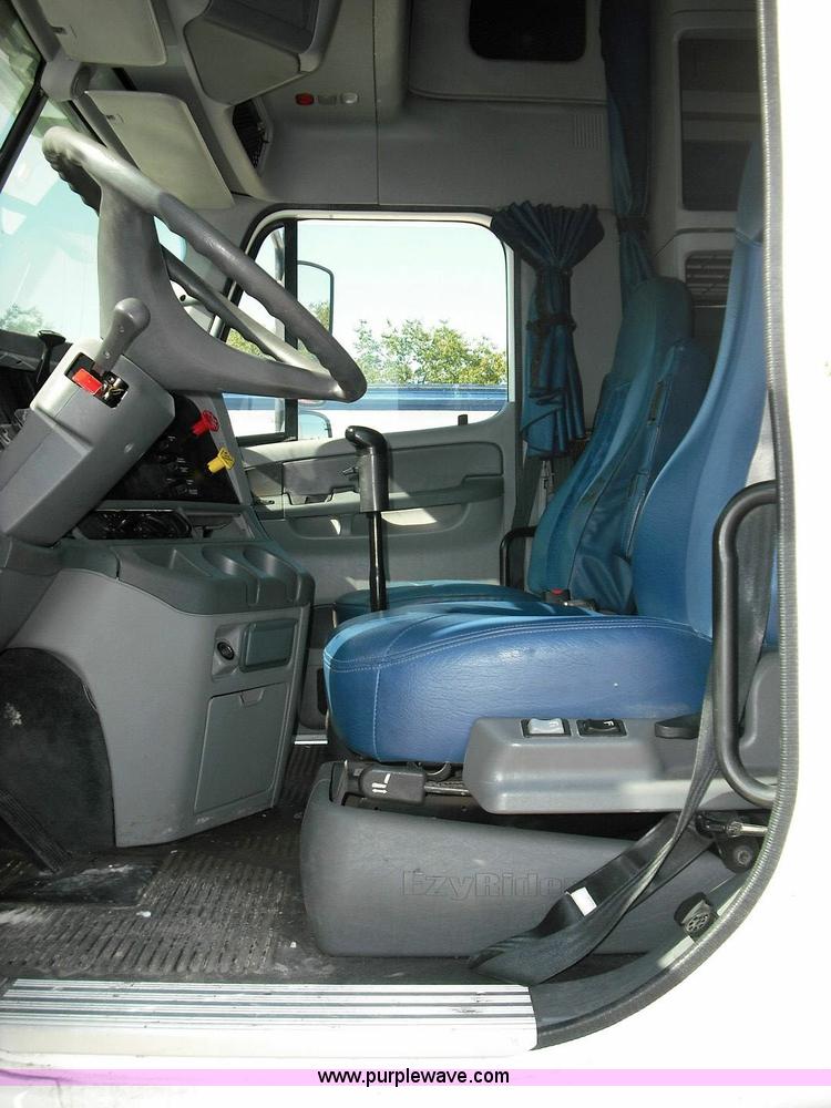 image for item 3634 2004 Freightliner Columbia 120 semi truck