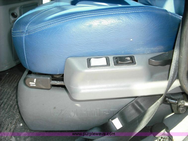 image for item 3634 2004 Freightliner Columbia 120 semi truck