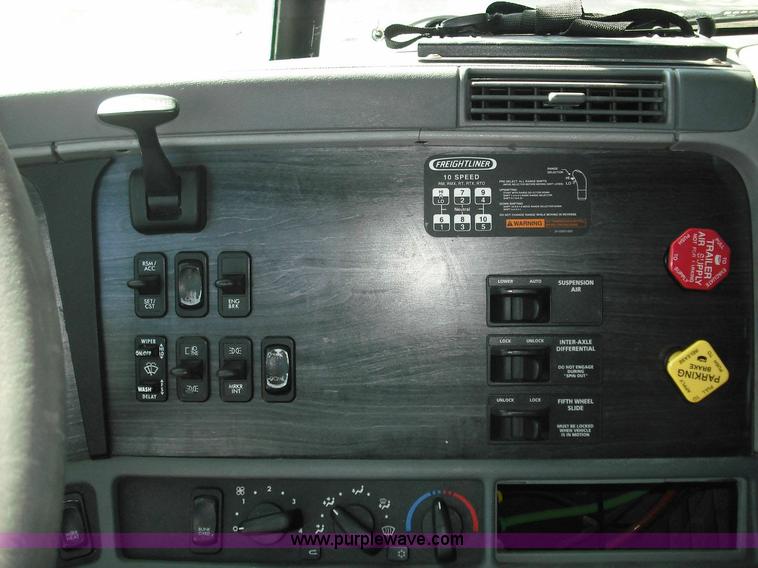 image for item 3634 2004 Freightliner Columbia 120 semi truck