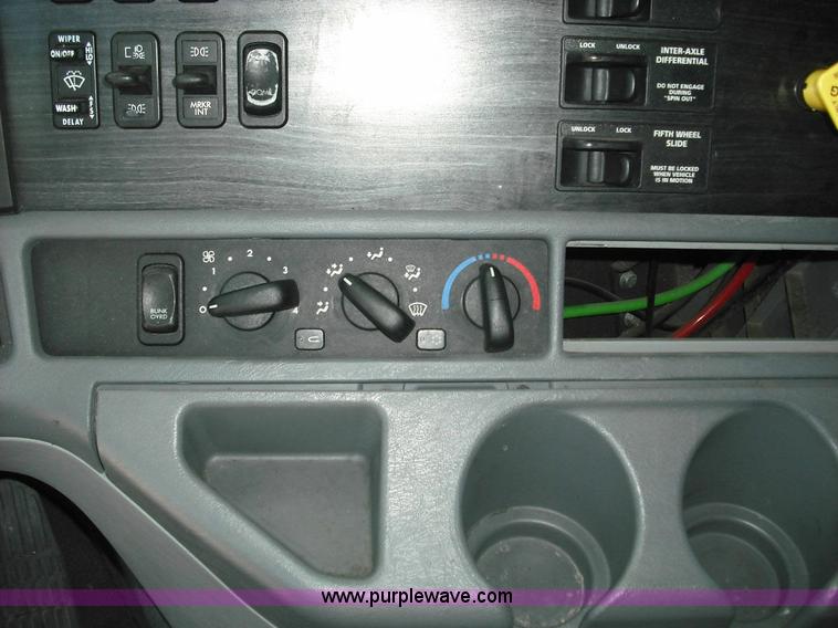 image for item 3634 2004 Freightliner Columbia 120 semi truck