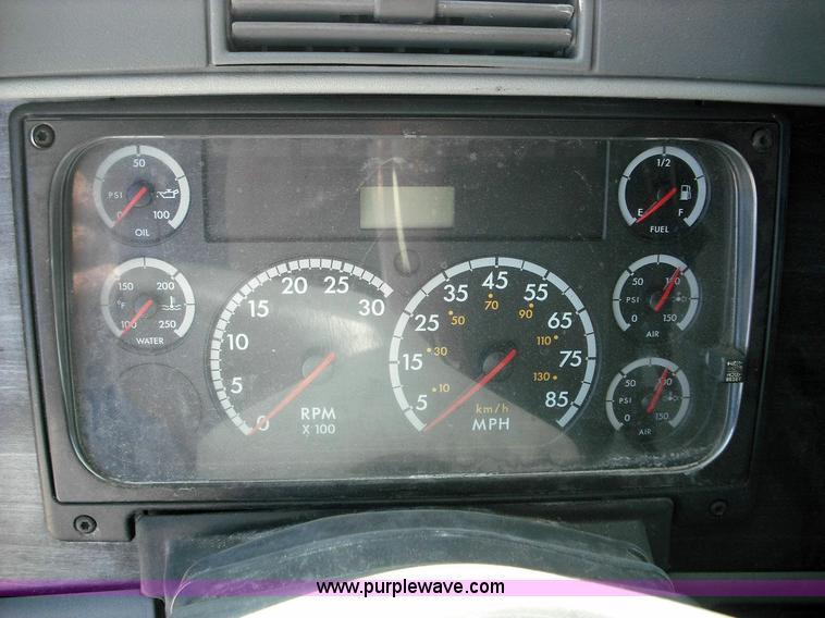 image for item 3634 2004 Freightliner Columbia 120 semi truck