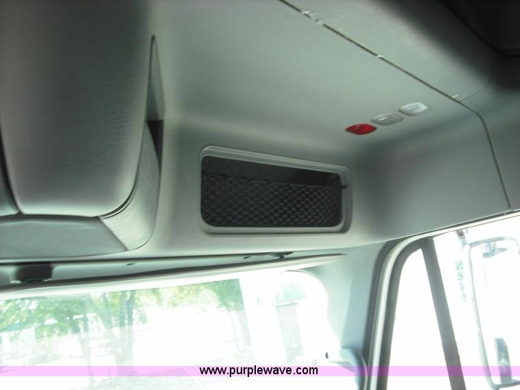 image for item 3634 2004 Freightliner Columbia 120 semi truck