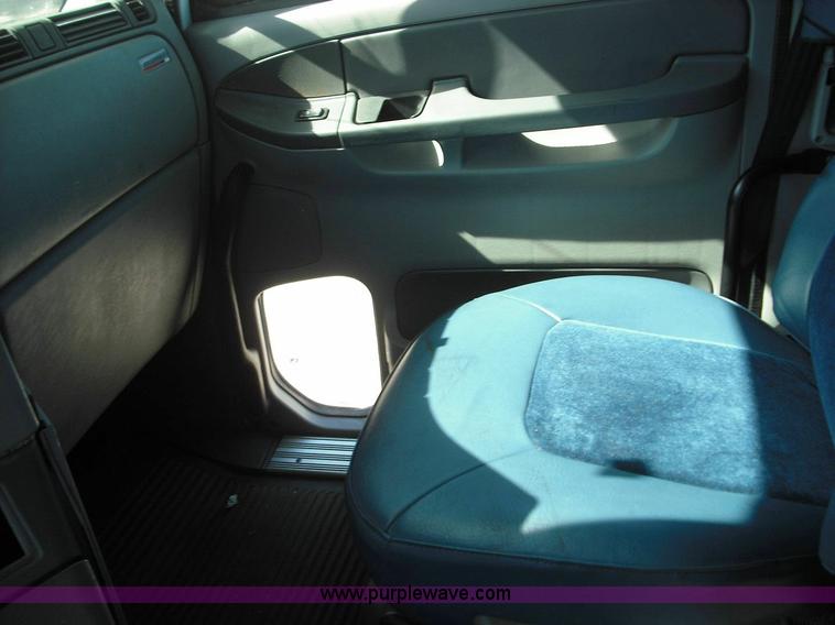 image for item 3634 2004 Freightliner Columbia 120 semi truck