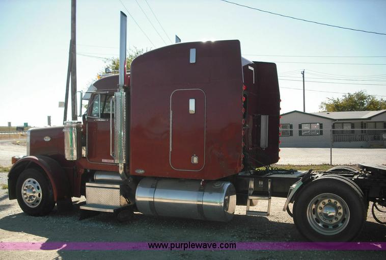 image for item 3635 2004 Peterbilt Conventional 379 semi truck