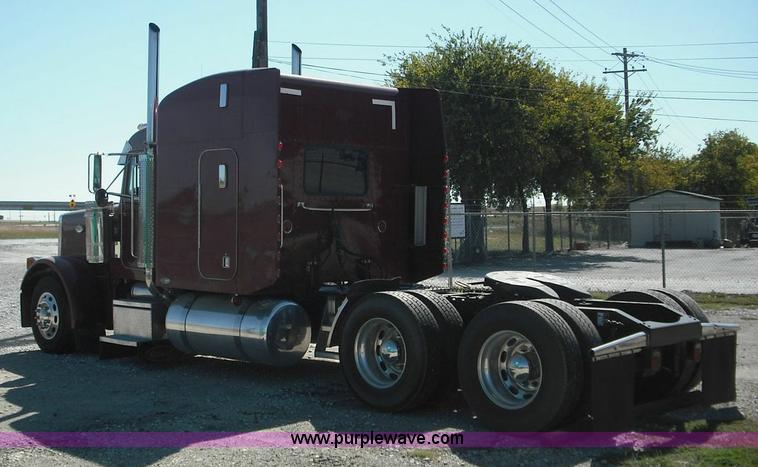 image for item 3635 2004 Peterbilt Conventional 379 semi truck